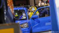 Sebagian dari mereka juga mengabadikan mobil-mobil baru yang dipamerkan di GIIAS 2022.
