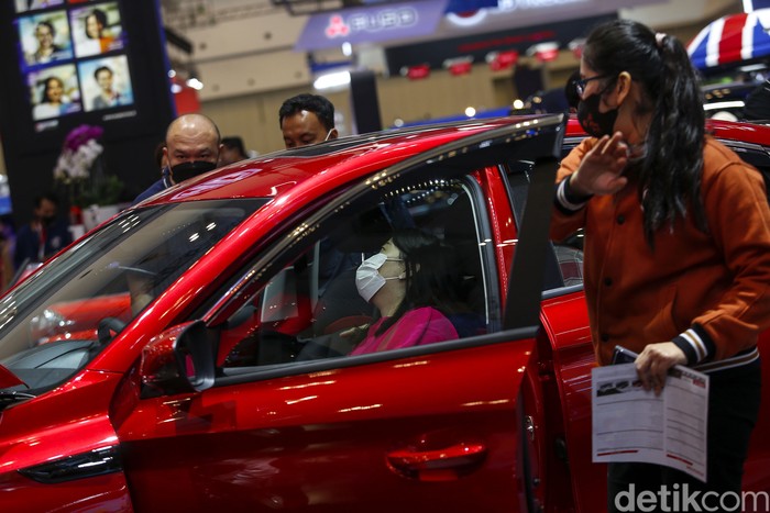 Sejumlah masyarakat tengah melihat secara langsung pameran Gaikindo Indonesia International Auto Show (GIIAS) 2022 yang berlangsung di ICE BSD, Tangerang Selatan, Jumat (12/8/2022). Pameran GIIAS 2022 berlangsung hingga 21 Agustus mendatang. Grandyos Zafna/detikcom