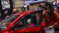 Ada juga yang menjajal menaiki mobil yang dipamerkan.