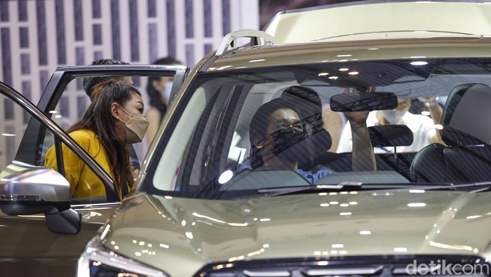 Masyarakat Antusias Melihat GIIAS 2022 Sejumlah masyarakat tengah melihat secara langsung pameran Gaikindo Indonesia International Auto Show (GIIAS) 2022 yang berlangsung di ICE BSD, Tangerang Selatan, Jumat (12/8/2022). Pameran GIIAS 2022 berlangsung hingga 21 Agustus mendatang. Grandyos Zafna/detikcom