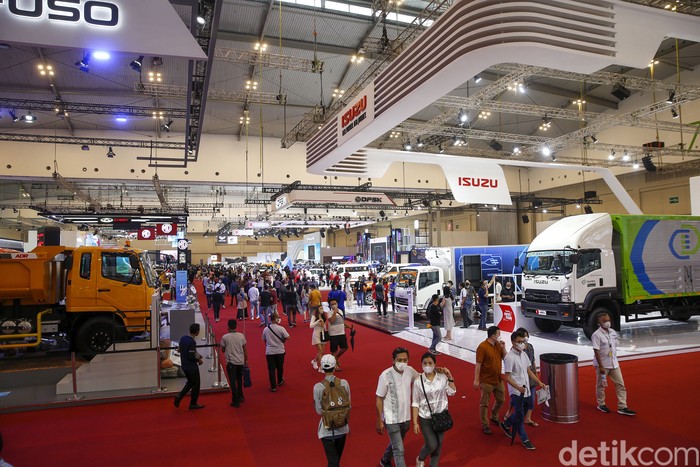 Sejumlah masyarakat tengah melihat secara langsung pameran Gaikindo Indonesia International Auto Show (GIIAS) 2022 yang berlangsung di ICE BSD, Tangerang Selatan, Jumat (12/8/2022). Pameran GIIAS 2022 berlangsung hingga 21 Agustus mendatang. Grandyos Zafna/detikcom