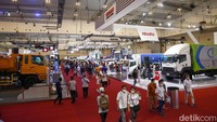 Sejumlah masyarakat melihat secara langsung pameran Gaikindo Indonesia International Auto Show (GIIAS) 2022 yang berlangsung di ICE BSD, Tangerang, Jumat (12/8/2022).