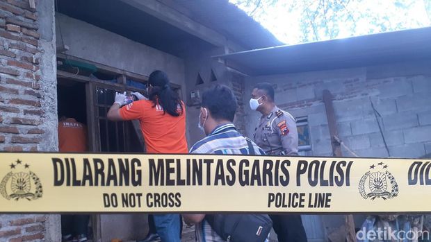 Polisi melakukan olah TKP di lokasi penemuan jenazah di Tambak Aji, Semarang, Jumat (11/8/2022).