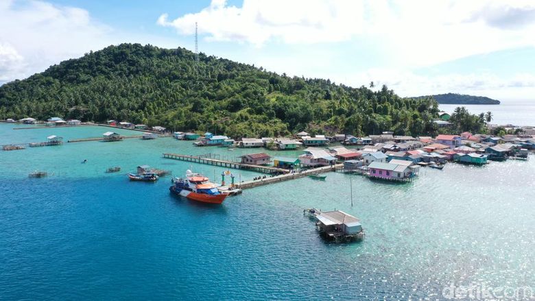 Teras Kapal BRI berlabuh di Desa Telaga Kecil di Kabupaten Kepulauan Anambas, Kepulauan Riau, Senin (1/8/2022). Sebagai kepulauan terluar, Anambas seperti nirwana di perbatasan Laut China Selatan karena memiliki 255 pulau.