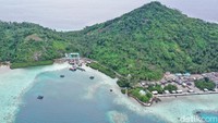 Teras Kapal BRI berlabuh di Desa Telaga Kecil di Kabupaten Kepulauan Anambas, Kepulauan Riau. Sebagai kepulauan terluar, Anambas seperti nirwana di perbatasan Laut China Selatan karena memiliki 255 pulau yang tersebar.    