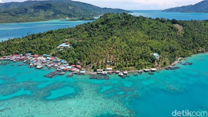 Teras Kapal BRI berlabuh di Desa Telaga Kecil di Kabupaten Kepulauan Anambas, Kepulauan Riau, Senin (1/8/2022). Sebagai kepulauan terluar, Anambas seperti nirwana di perbatasan Laut China Selatan karena memiliki 255 pulau.