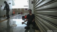 Ketika baru memasuki ruangan awal pengunjung akan ditemani dengan petugas yang mengenakan pakaian tentara lengkap dengan senjata.