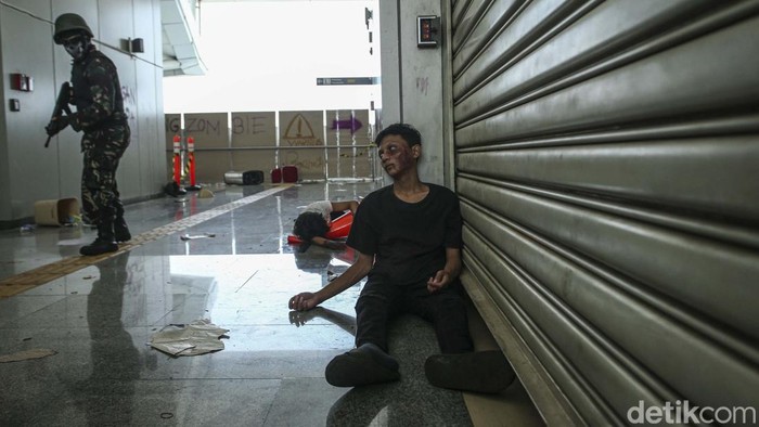 LRT Jakarta bekerja sama dengan Pandora Box menggelar wahana Train to Apocalypse di gerbong dan Stasiun LRT. 