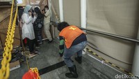 Para pengunjung terjebak oleh kumpulan zombie dalam pertunjukan teatrikal Train to Apocalypse. Selain itu, pengunjung harus memecahkan teka-teki untuk mencapai lokasi berikutnya.