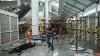 Para zombie berkeliaran di peron LRT dalam pertunjukan teatrikal Train to Apocalypse.