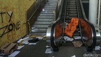 Meski disetting layaknya film betulan, LRT dan penyelenggara merancang sedemikian rupa agar fasilitas LRT tetap berjalan sebagaimana mestinya.