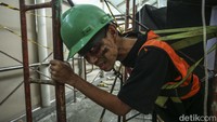 Salah satu aktor Train to Apocalypse beraksi di Stasiun LRT Boulevard Utara dan Velodrome. Akses penumpang LRT dan pengunjung event dipisahkan agar layanan LRT untuk umum dapat berjalan sebagaimana mestinya.