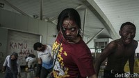 LRT Jakarta bekerja sama dengan Pandora Box menggelar pertunjukan teatrikal Train to Apocalypse. Wahana pertunjukan dunia nyata ini berada di dalam gerbong LRT serta Stasiun LRT Boulevard Utara Kelapa Gading dan Velodrome Rawa Mangun, Jakarta, seperti terekam Jumat (12/8/2022).