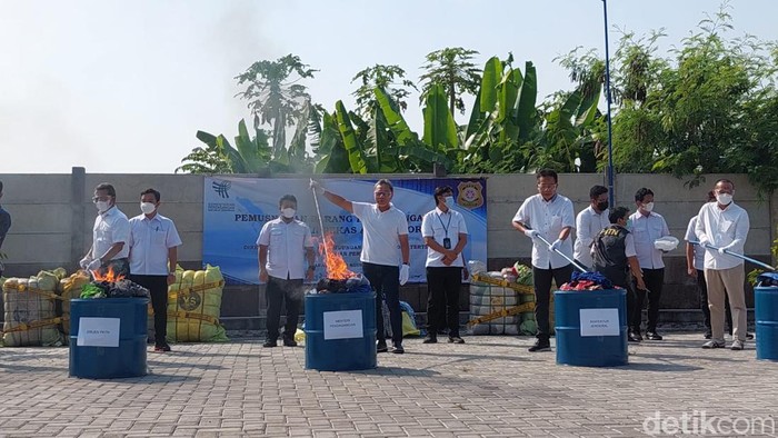 Kemendag Musnahkan Baju Bekas Impor Ilegal yang Nilainya Capai Rp 9 M