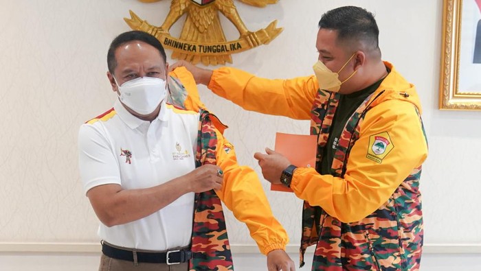 Menpora Zainudin Amali saat menerima kunjungan BMK 57 (Barisan Muda Kosgoro 57) di Kantor Kemenpora, Kamis (11/8/2022)