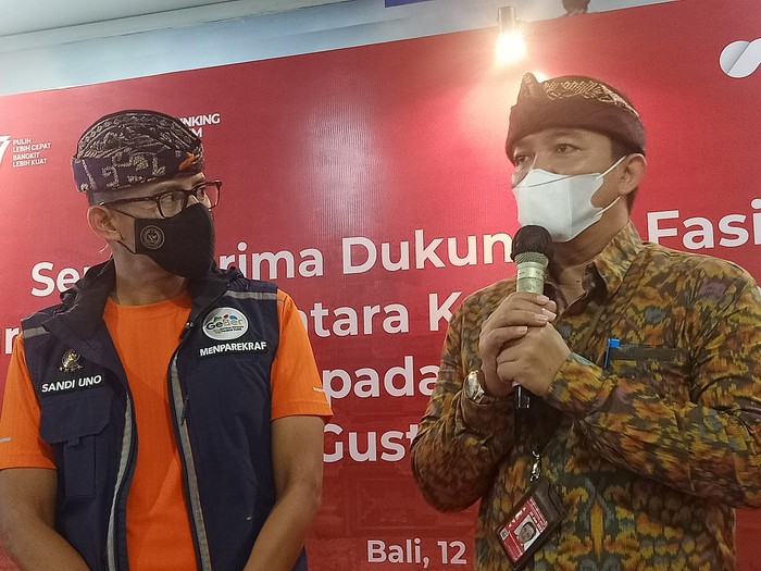 Menteri Pariwisata dan Ekonomi Kreatif, Sandiaga Salahuddin Uno bersama GM Bandara I Gusti Ngurah Rai, Handy Heryudhitiawan di Bandara I Gusti Ngurah Rai Bali, Jumat (12/8/2022)