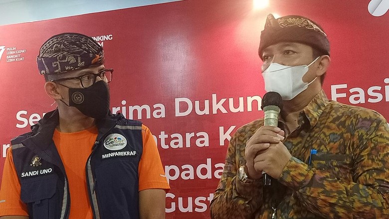 Menteri Pariwisata dan Ekonomi Kreatif, Sandiaga Salahuddin Uno bersama GM Bandara I Gusti Ngurah Rai, Handy Heryudhitiawan di Bandara I Gusti Ngurah Rai Bali, Jumat (12/8/2022)