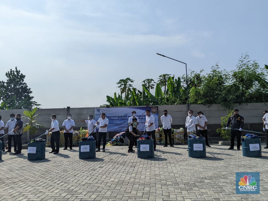 Menteri Perdagangan Zulkifli Hasan melakukan pemusnahan pakaian impor bekas hasil pengawasan di Pergudangan Gracia, Karawang Barat, Jawa Barat. (CNBC Indonesia/ Emir Yanwardhana)