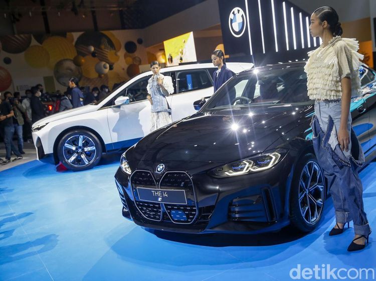 Mewah... BMW Pamer Dua Mobil Listrik di GIIAS 2022