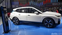 Sejalan dengan tema Future is Bright, BMW Indonesia merupakan satu-satunya produsen kendaraan premium yang luncurkan Battery Electric Vehicle (BEV) atau kendaraan full listrik.   