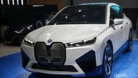BMW Group Pavilion hadir di area seluas 2,100 m2, tampilkan lebih dari 22 unit BMW terbaru dan 7 unit MINI terbaru.  