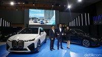 Tidak hanya satu melainkan dua model sekaligus: BMW iX dan BMW i4. Lebih istimewa lagi kedua kendaraan ini juga tersedia untuk dicoba secara langsung oleh para pengunjung GIIAS 2022.  