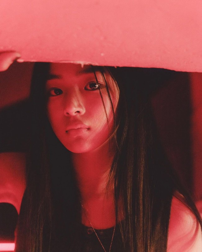 Minji menjadi personel tertua NewJeans yang beranggotakan lima personel. Sedangkan Dian Sastrowardoyo di film Ada Apa Dengan Cinta eksis sebagai ketua geng mading. Foto: dok. ADOR, Twitter