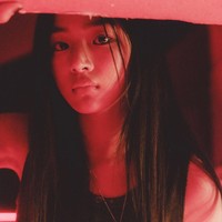 Minji menjadi personel tertua NewJeans yang beranggotakan lima personel. Sedangkan Dian Sastrowardoyo di film Ada Apa Dengan Cinta eksis sebagai ketua geng mading. Foto: dok. ADOR, Twitter