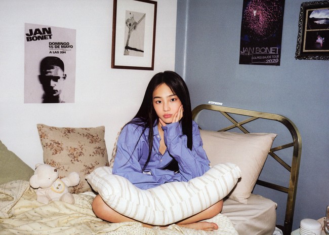 “minji newjeans as cinta aadc ♡ engga mirip tapi mereka satu vibe gitu menurutku,” “Ternyata mataku ga salah, emang mirip si cinta,” “cinta aadc korean ver,” “Minji vibesnya emang Cinta AADC banget sih,” komentar sejumlah netizen di jagat Twitter. Foto: dok. ADOR, Twitter