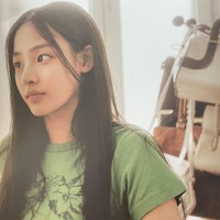 “aduh mbak minji ngingetin aku sama cinta AADC pas liat foto ini kaosan rambut panjang makeup natural,” tulis netizen setelah mengomentari foto Minji NewJeans. Foto: dok. ADOR, Twitter