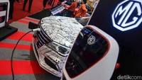 MG juga ikut memperkenalkan MG 5 EV, salah satu mobil listrik andalannya. 