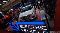 Ajang GIIAS 2022 di ICE BSD City, Tangerang, merupakan panggung bagi kendaraan listrik. Hampir setiap merek mobil di sini memamerkan lini kendaraan listrik atau hybrid.