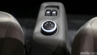 Special display kendaraan listrik Mini EV. Mobil listrik mungil ini memiliki desain kompak yang menawarkan mobilitas dan kelincahan yang tinggi untuk menunjang aktivitas masyarakat perkotaan.  