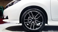 Nissan Leaf hadir dengan warna dasar putih di bagian bodi.