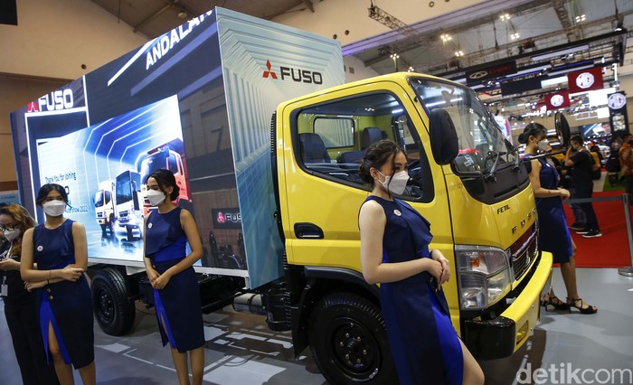 Mitsubishi Fuso memamerkan 4 kendaraan tangguhnya dalam ajang GIIAS 2022. 4 Mobil itu terdiri dari 3 unit Fuso Euro4 Line Up dan e-Canter.