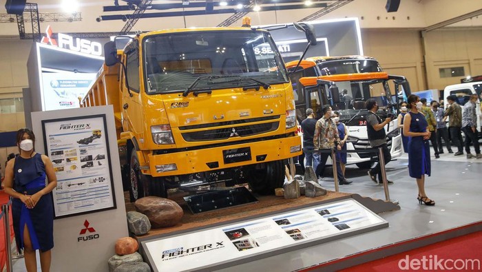 Mobil-mobil Tangguh Fuso Mejeng di GIIAS 2022 Mitsubishi Fuso memamerkan 4 kendaraan tangguhnya dalam ajang GIIAS 2022. 4 Mobil itu terdiri dari 3 unit Fuso Euro4 Line Up dan e-Canter.