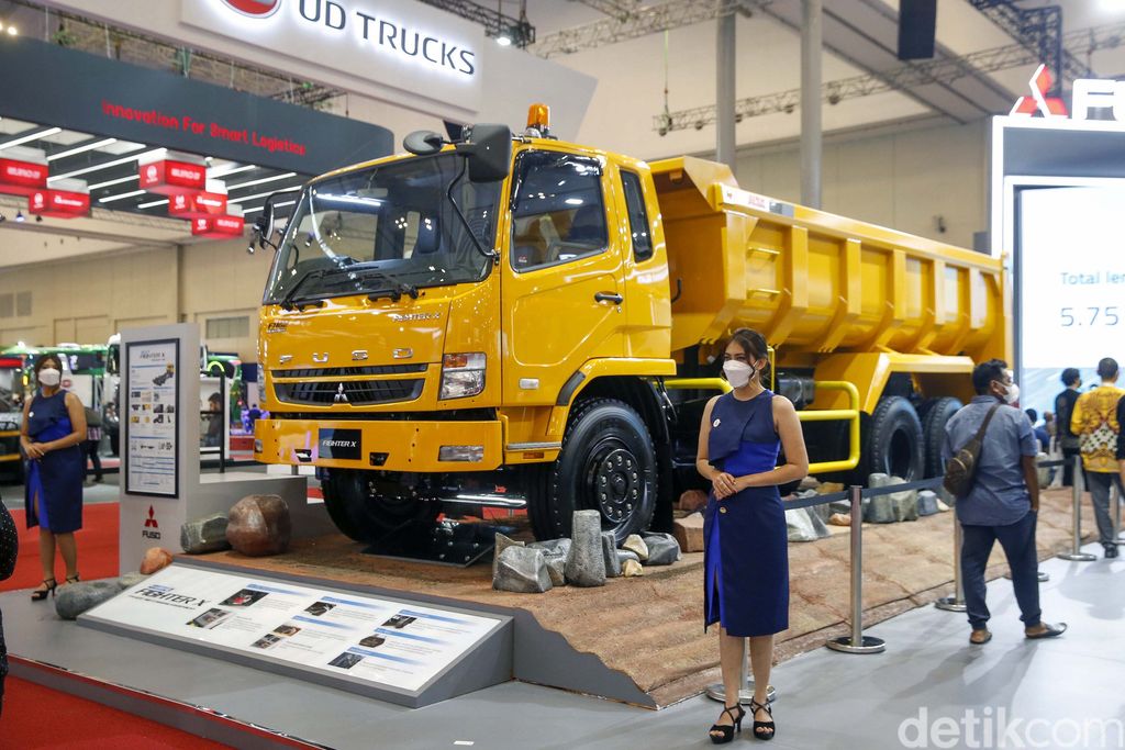 Mitsubishi Fuso memamerkan 4 kendaraan tangguhnya dalam ajang GIIAS 2022. 4 Mobil itu terdiri dari 3 unit Fuso Euro4 Line Up dan e-Canter.