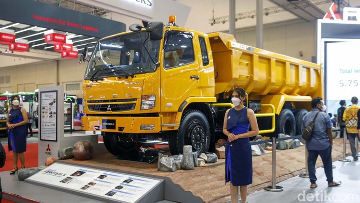 Mobil-mobil Tangguh Fuso Mejeng di GIIAS 2022 Mitsubishi Fuso memamerkan 4 kendaraan tangguhnya dalam ajang GIIAS 2022. 4 Mobil itu terdiri dari 3 unit Fuso Euro4 Line Up dan e-Canter.