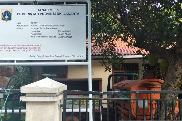 Motor bak sampah terparkir di rumah dinas Lurah Kebon Melati, Tanah Abang, Jakarta Pusat, Kamis (11/8/2022). (ANTARA/HO-Dokumentasi Pribadi)