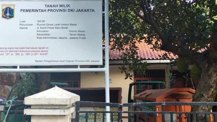 Motor bak sampah terparkir di rumah dinas Lurah Kebon Melati, Tanah Abang, Jakarta Pusat, Kamis (11/8/2022). (ANTARA/HO-Dokumentasi Pribadi)