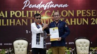 Ketua Umum Partai Berkarya Mayjen TNI (Purn) Muchdi Purwoprandjono menyerahkan dokumen pendaftaran parpol peserta pemilu kepada Ketua KPU Hasyim Asyari di Gedung KPU RI, Jakarta.