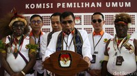 Ketua Umum Partai Berkarya Mayjen TNI (Purn) Muchdi Purwoprandjono memberi keterangan pers usai pendaftaran. Partai Berkarya menargetkan 55 kursi DPR RI dalam Pemilu 2024 mendatang.