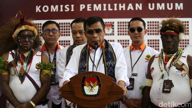 Partai Berkarya melakukan pendaftaran peserta Pemilu 2024 kepada KPU. Rombongan Partai Berkarya dipimpin oleh Ketum Mayjen TNI (Purn) Muchdi Purwoprandjono.