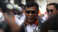 Ketua Umum Partai Berkarya Mayjen TNI (Purn) Muchdi Purwoprandjono menjawab pertanyaan wartawan usai perndaftaran parpol peserta pemilu. Partai Berkarya menjadi partai  ke-24 yang mendaftarkan diri ke KPU RI.