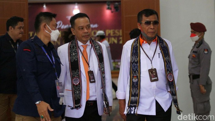 Muchdi PR Pimpin Partai Berkarya Daftar ke KPU Partai Berkarya melakukan pendaftaran peserta Pemilu 2024 kepada KPU. Rombongan Partai Berkarya dipimpin oleh Ketum Mayjen TNI (Purn) Muchdi Purwoprandjono.