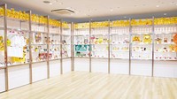 Setelah puas melihat perjalanan panjang mie instan dan fasilitas yang lengkap, di sini pelanggan juga bisa puas belanja. Untuk menyimpan kenangannya ada museum shop yang menawarkan berbagai merchandise tentang mie instan. Foto: Cup Noodle Museum