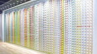 Walaupun berlokasi di Jepang tetapi ada salah satu sudut unik di museum ini yang menarik perhatian pengunjung. Sebuah dinding disiapkan khusus untuk menyajikan kemasan mie instan dari seluruh dunia. Foto: Cup Noodle Museum