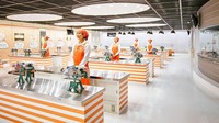 Tidak hanya menyaksikan perjalanannya. Pengunjung museum mie instan juga bisa mengkreasikan mie instan versi dirinya sendiri. Foto: Cup Noodle Museum