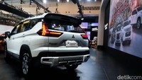 New Xpander Cross dijual melalui dua varian berbeda, yakni MT seharga Rp 309,9 juta dan Premium Package CVT yang dilego Rp 335,7 juta. Keduanya berstatus on the road Jakarta.