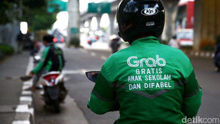 Ojol Gratis Untuk Anak Sekolah dan Difabel Ojol yang tak mau disebutkan namanya ini, memberikan layanan antar gratis khusus untuk anak sekolah dan difabel. Ia pun melakukan niat baiknya ini setiap hari.